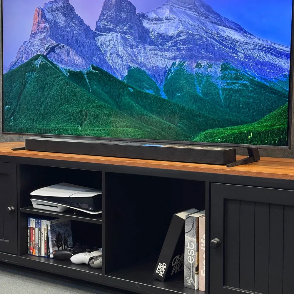 نحوه قرارگیری ساندبار زیر تلویزیون سامسونگ QN85F با پایه دوطرفه