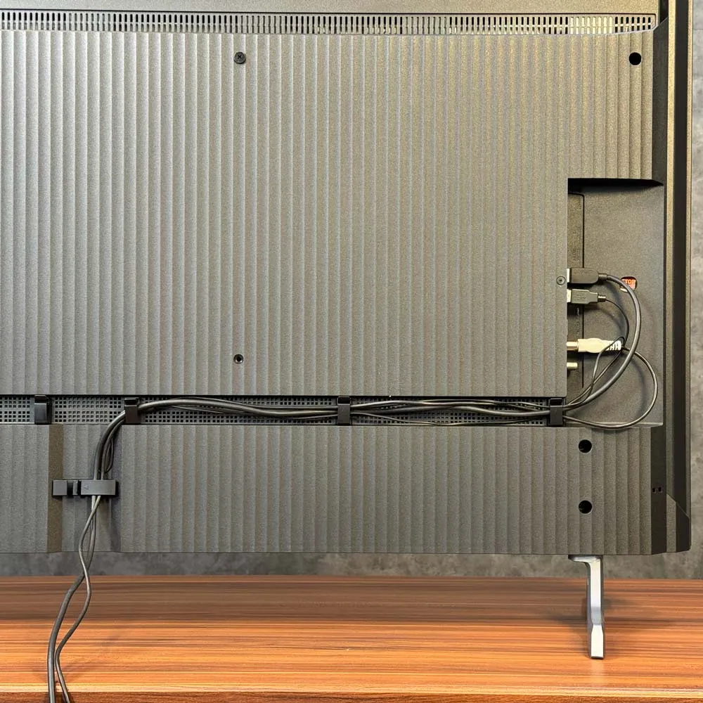 شیارها و گیره‌های مدیریت کابل در پشت تلویزیون شیائومی S Pro Mini LED 2026