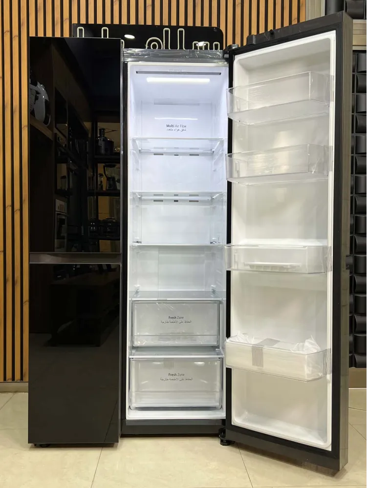 نمای داخلی بخش یخچال با طبقات شیشه‌‌ای یخچال فریزر ال جی GCB-287