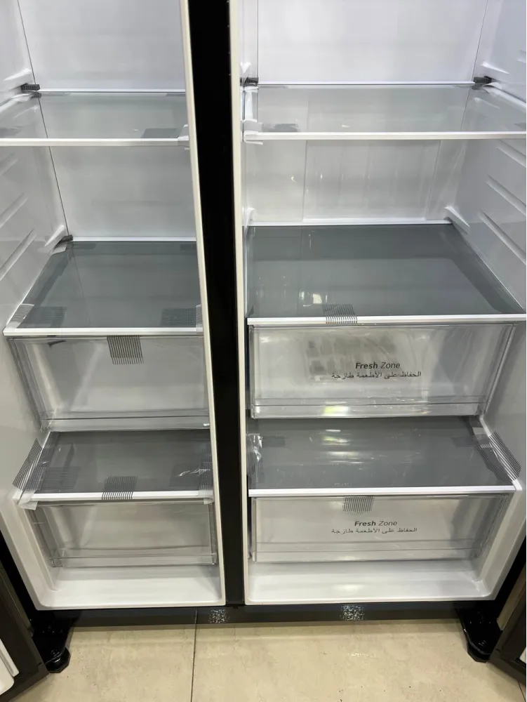 نمای داخلی یخچال ال جی B287 با کشوهای Fresh Zone و طبقات شیشه‌ای