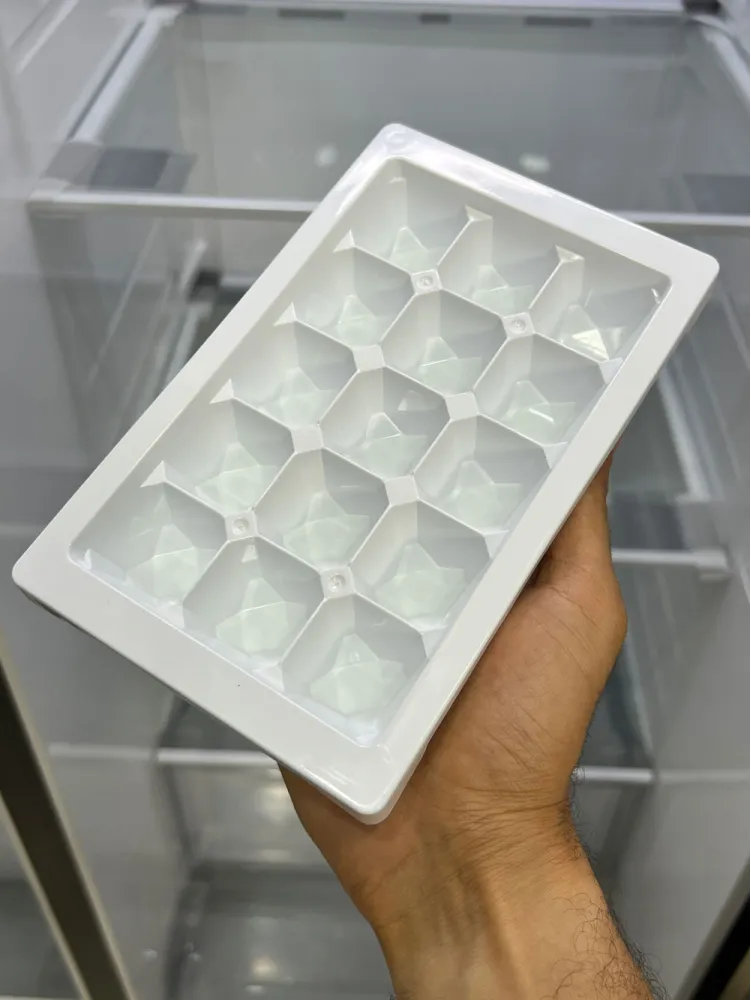 قالب چند خانه‌ای تولید یخ حبه‌ای همراه یخچال فریزر ال جی مدل GCB-287GNWB