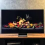 نمای کلی تلویزیون سامسونگ QN70F محصول 2025 با طراحی AirSlim و پایه وسط