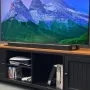 نحوه قرارگیری ساندبار زیر تلویزیون سامسونگ QN85F با پایه دوطرفه